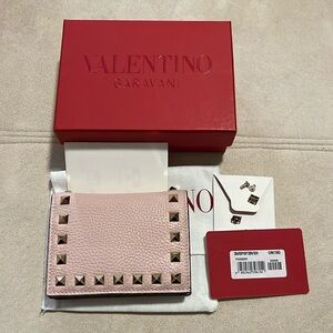 Valentino Rockstud Flap French Wallet in Rose Quartz